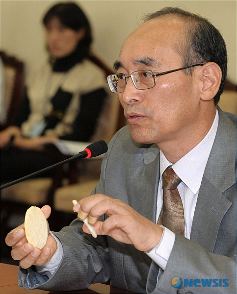 쌀과자 들어보이는 이상용차장