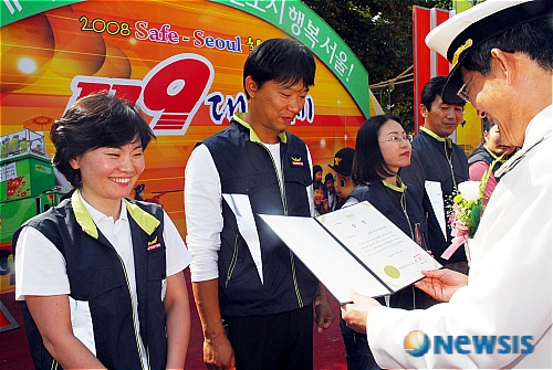 수상자의 함박웃음
