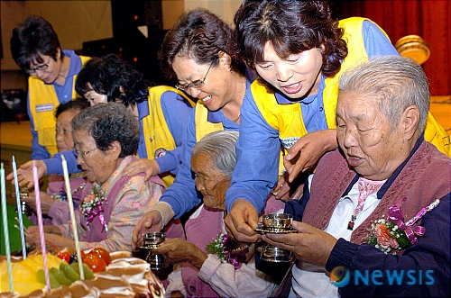 어르신들 많이 드세요!