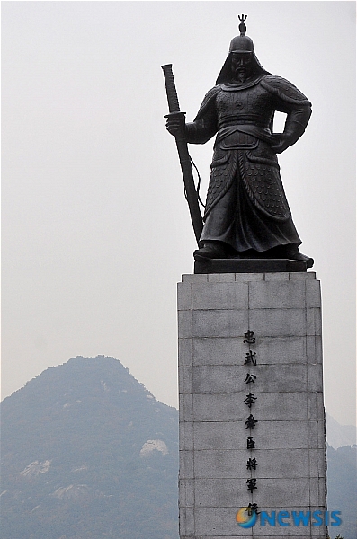 세척 및 보존작업 마치고 공개된 이순신 장군 동상