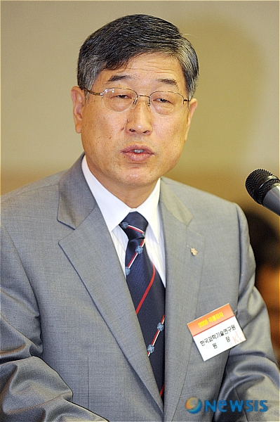 업무보고하는 한국과학기술연구원장