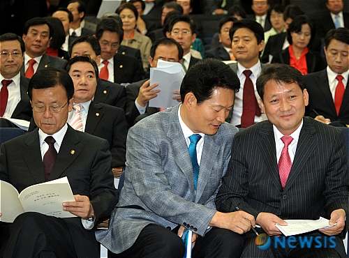 의총에서 이야기 나누는 송영길 최고위원과 이광재 기획재정위 간사