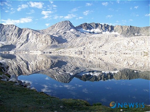 재미대한산악연맹 20주년 산악사진전-Moutain Reflection on Wanda Lake