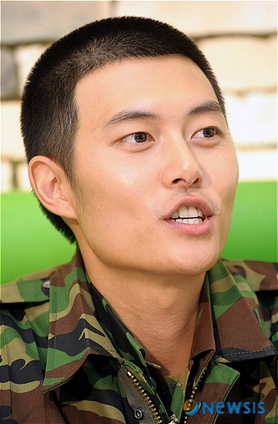 취재진의 질문에 답하는 재희