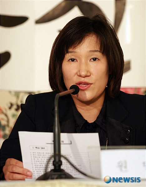기자회견에 참석한 원민경 변호사