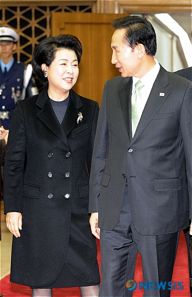 다정한 이 대통령 귀국길