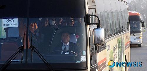 개성으로 향하는 관광버스