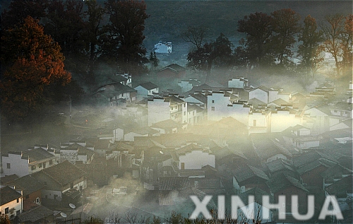 아침 안개 황홀한 중국 마을