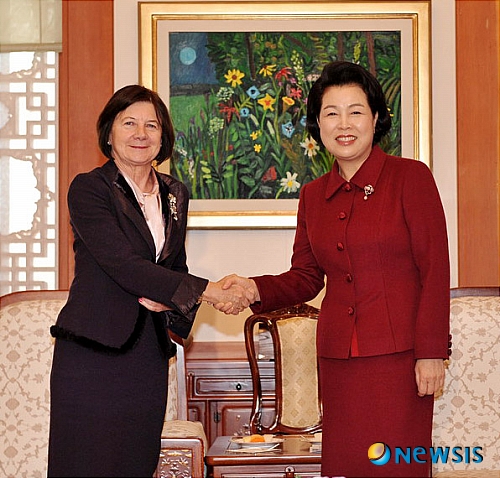 악수하는 한-폴란드 영부인