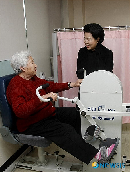 사할린동포 복지회관 방문한 김윤옥 여사