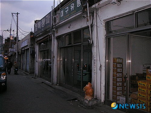 경제불황 속 문 닫은 경동시장 과일가게