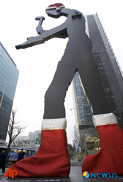 산타 복장의 해머링맨