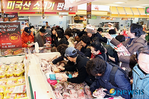 소고기 구입하는 고객들