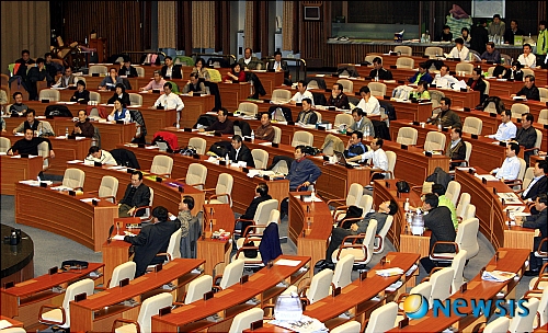 민주당의원총회 열린 국회 본회의장