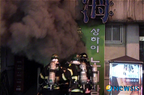 부산 노래주점 화재...8명 사망