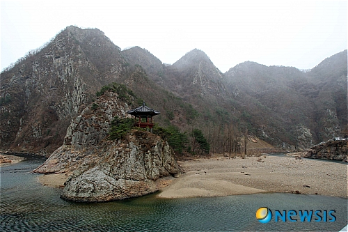 능선이 이름다운 영동 한천팔경 월류봉