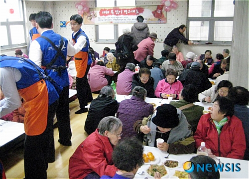 서초구 기업들이 함께 한 소망 담은 떡국 나누기