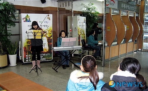 서울동작우체국 연주회, 목소리 높이던 민원인도 많이 줄어