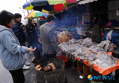 <임영주기자 설 기행>설 장만 어물전 신영상회