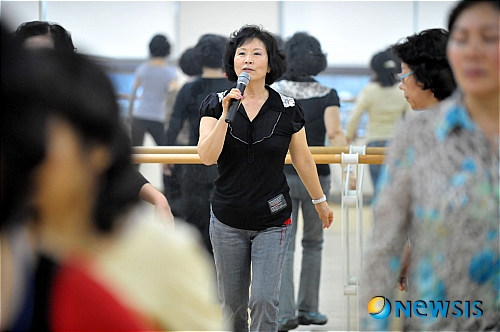 지도하는 김옥규 미주 한인 라인댄스 협회 회장