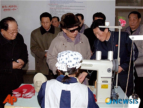 신발공장 시찰하는 김정일 위원장
