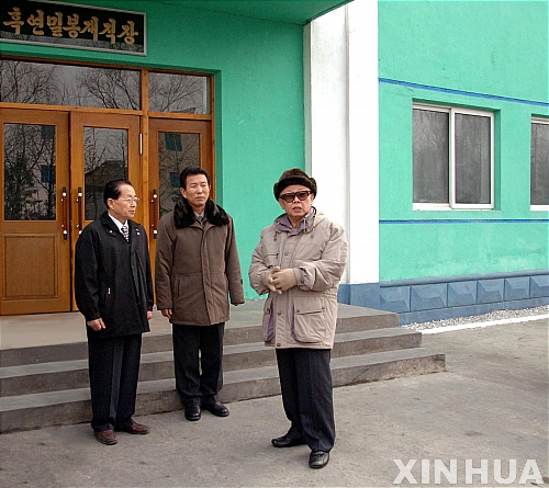 원산 화학공장 시찰하는 김정일 위원장
