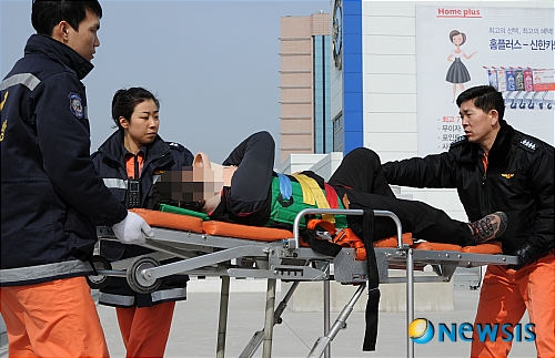 인근병원으로 이송되는 부상자