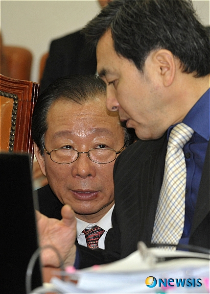 이야기 나누는 안홍준 간사와 심재철 의원