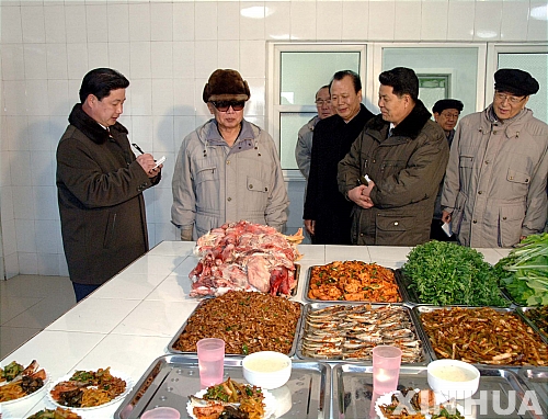 제련소 구내식당 둘러보는 김정일 위원장