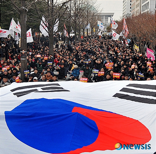태극기 앞세워 언론장악 저지