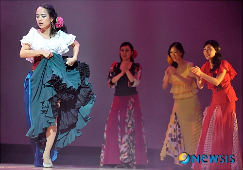 궁전파티소식에 춤을 추는 신데렐라