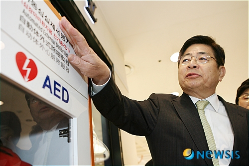 맹정주 강남구청장 심폐소생기 작동 시연