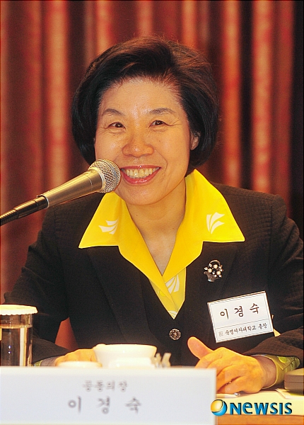 에너지포럼 진행하는 이경숙 공동의장