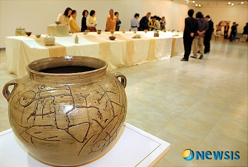 서불과차문 각자가 새겨진 도자작품
