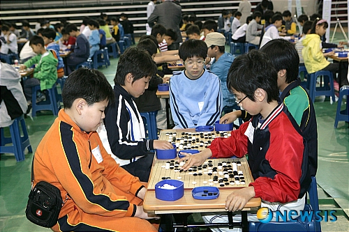 대국에 열중하고 있는 초등학생들