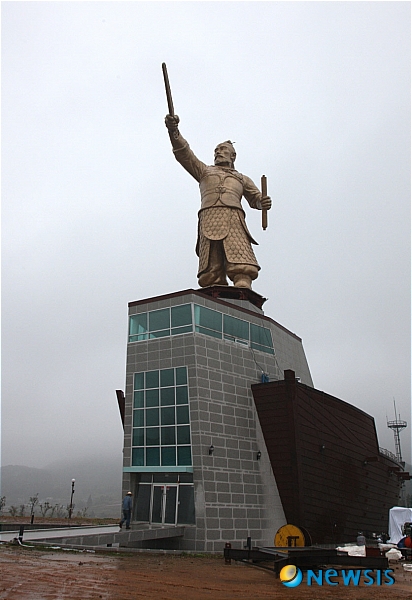 전국 최대 장보고동상 위용