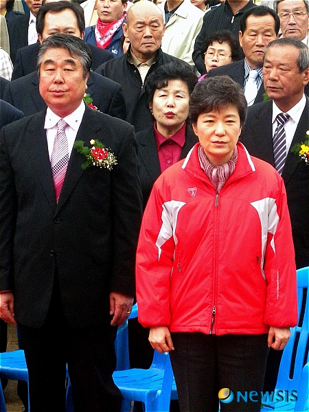 대구 비슬산 참꽃축제 현장의 박근혜, 재보선에 대해선 묵묵부답 일관
