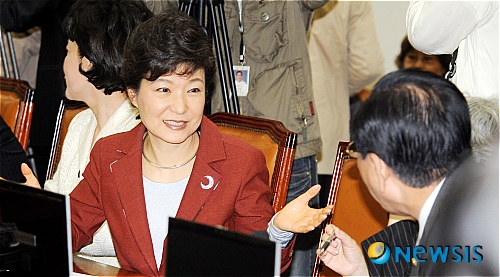 안홍준 의원과 이야기 나누는 박근혜 전 대표