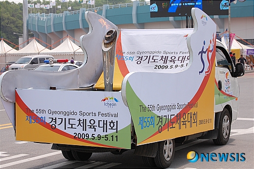 종합운동장으로 들어서는 성화차량