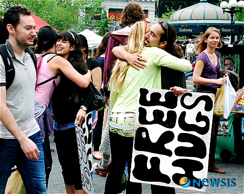 <뉴욕스케치>“프리허그(FREE HUGS)합니다.”