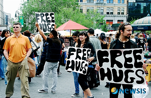 <뉴욕스케치>“프리허그(FREE HUGS)합니다.”