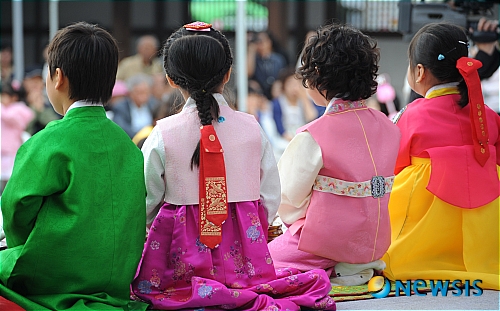 한복 곱게 입고 유아다례 시범 보이는 어린이들