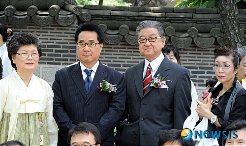 차맛보기 행사장의 박동선 이사장과 황사손(皇嗣孫) 이원 총재