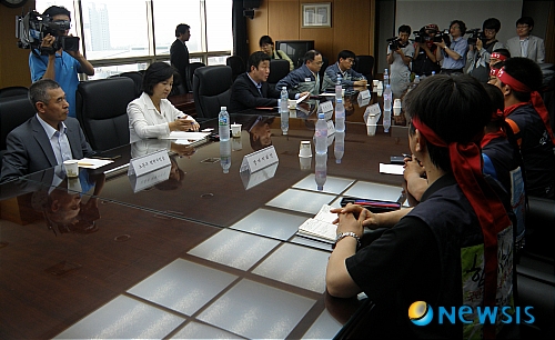 쌍용차 사태 해결 위해 모인 노사정