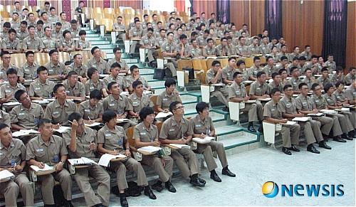 경남지방병무청장 교육 받는 신규 임관 해군 소위들