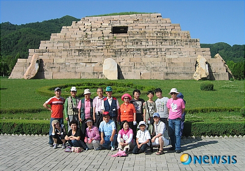 장군총 앞에서 증평향토문화연구회원들