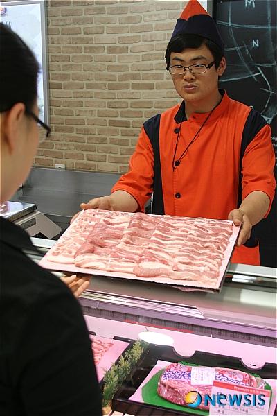 롯데백화점 포항점 지하 1층 식품관 문경약돌 돼지 특집전 열어