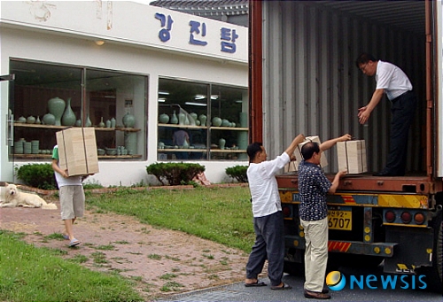 첫 수출되는 강진청자