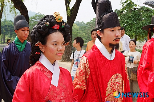 궁궐 산책 나선 왕과 비