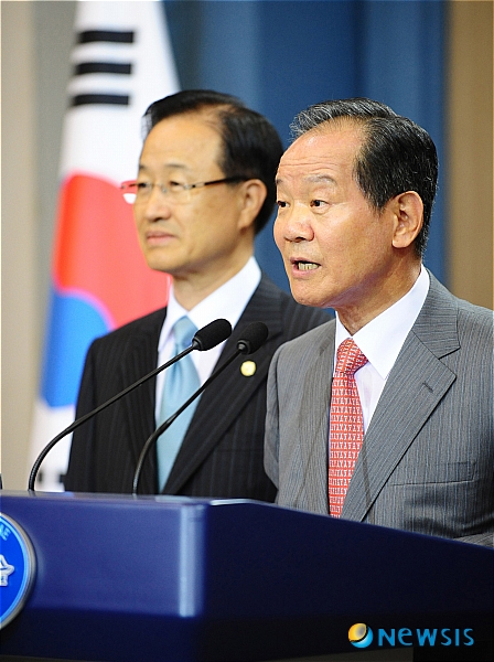 이명박 대통령 재산 사회 환원 발표하는 송정호 위원장